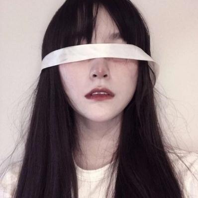 川总炫薯条，胃口不错~ 吃完后，随手就把装薯条的盒子扔在地板上……